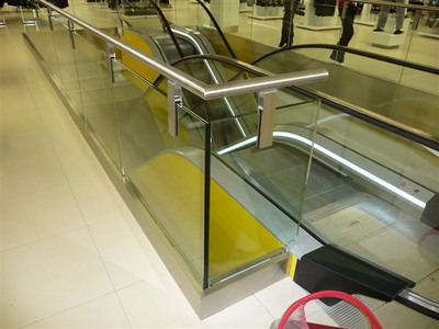 Nerezové madlo v OC Olympia