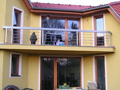 Nerezové zábradlí s masívním madlem