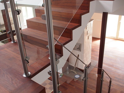 Nerezové zábradlí s bezpečnostním sklem a přípravou na dřevěné madlo