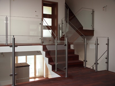 Nerezové zábradlí s bezpečnostním sklem a přípravou na dřevěné madlo