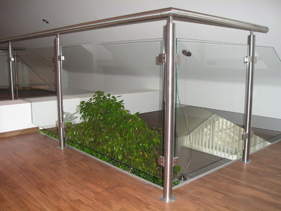 Nerezové zábradlí s bezpečnostním sklem