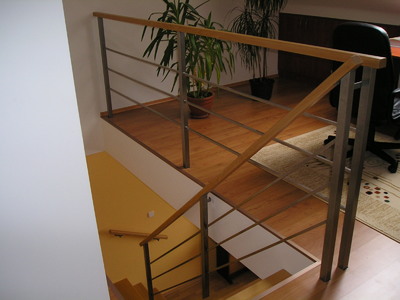 Nerezové zábradlí z jeklů a s dřevěným madlem