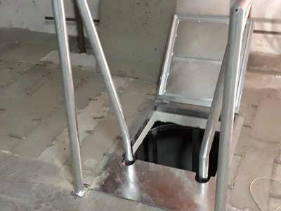 Poklop s výlezem a žebříkem do montážní šachty