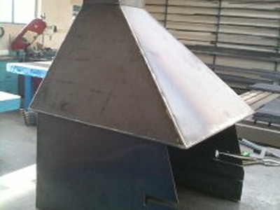 Sopouch nad grilovací a rožnící zařízení