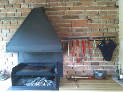 Zahradní gril a rožeň s dýmníkem