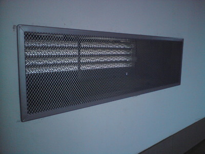 Mřížka na otvoru odvětrání garáží