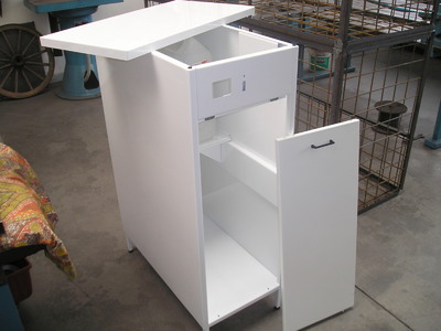 Plechová skříň na laboratorní úpravnu vody