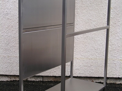 Nerezový rám na laboratorní přístroje