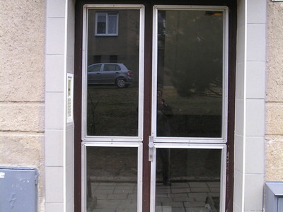 Vstupní ocelové dveře do bytového domu