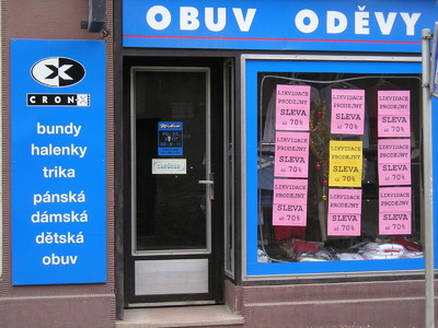 Výklad a vstupní dveře do obchodu