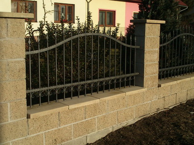 Kovaný plot zdobený oblouk