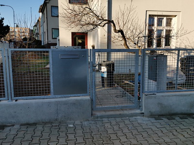 Plot s drátěnou výplní