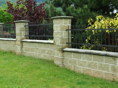 Kovaný plot z čtvercovým motivem