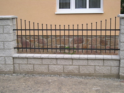 Kovaný plot z negativním obloukem