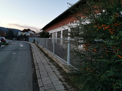 Celokovový plot s výplní ze svařovaného pletiva