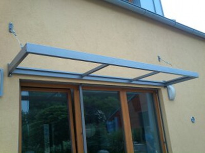 Prosklená stříška nad vstupními dveřmi