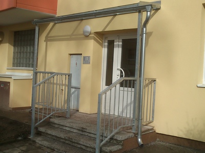 Zastřešení vstupu do bytového domu