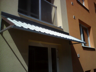Stříška nad vstupem