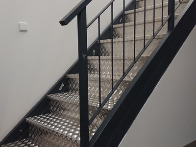 Celokovové schodiště s nášlapy z hliníkového plechu