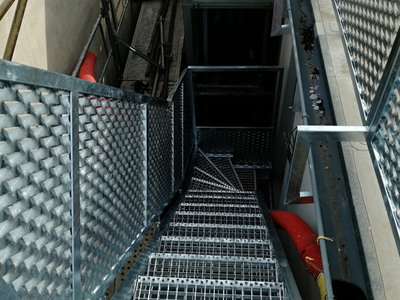 Schodiště ve výtahové šachtě