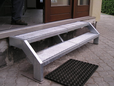 Dva schůdky z tahokovu