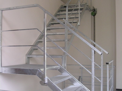 Schodiště z tahokovových nášlapů