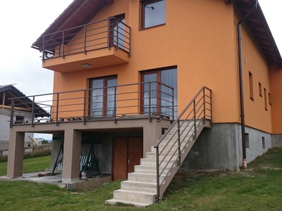 Zábradlí balkonů a schodiště