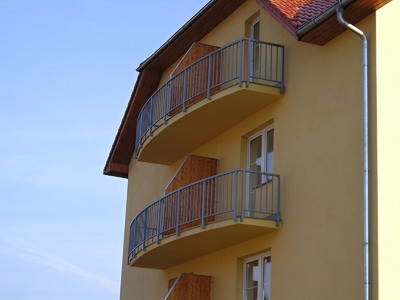 Balkonové zábradlí na bytovém domě
