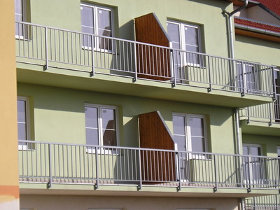 Balkonové zábradlí na bytovém domě