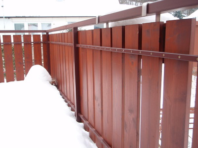 Ocelová konstrukce zábradlí na balkoně s výdřevou