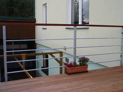 Zábradlí na terase s dřevěným madlem