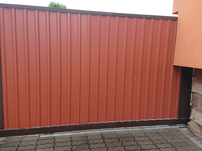 Brána s výplní trapézovým plechem