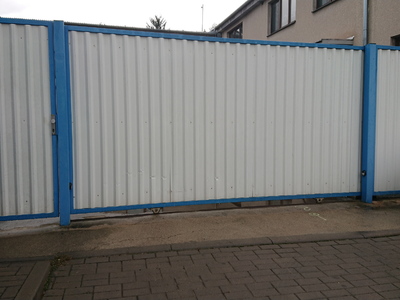 Brána a branka s trapézovým plechem