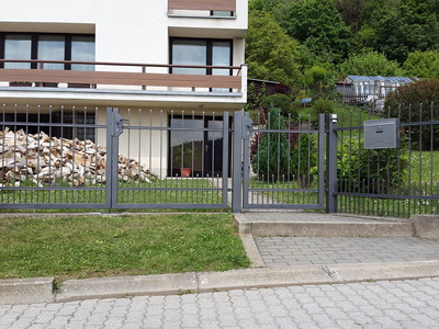 Celokovová brána s brankou