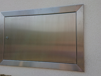 Nerezové dvířka na el. rozvaděč