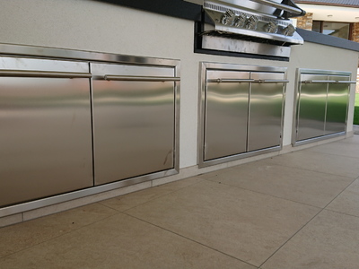 Nerezová dvířka ve venkovní kuchyni