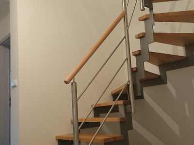 Interiérové schodiště s dřevěnými nášlapy