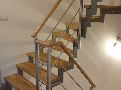 Nerezové zábradlí  interiérového schodiště s bukovým madlem