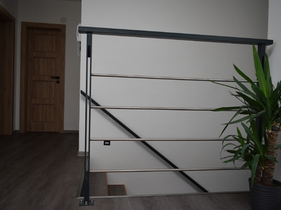 Zábradlí na podestě schodiště