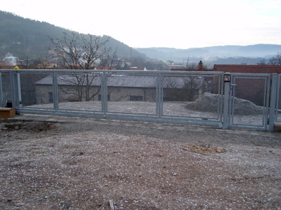 Pojezdová brána s tahokovovou výplní