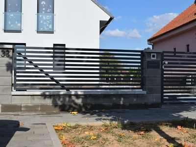 lamelový plot se vstupní brankou