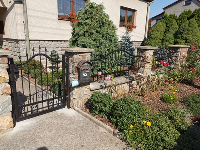 vstupní branka a plot se zdobicími prvky 