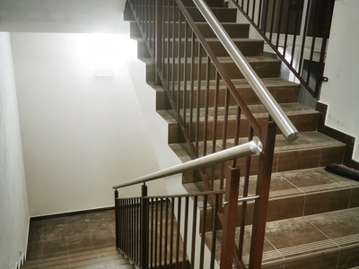 kombinace lakovaného zábradlí s nerezovým madlem