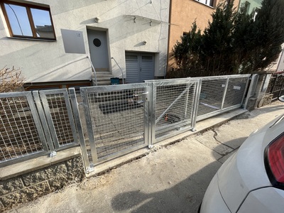 pozinkovaná branka s pojezdovou bránou a krepovou výplní