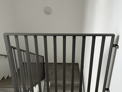 jaklové zábradlí s nástřikem do bytového domu