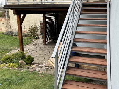 venkovní schodiště s nášlapy z exotického dřeva