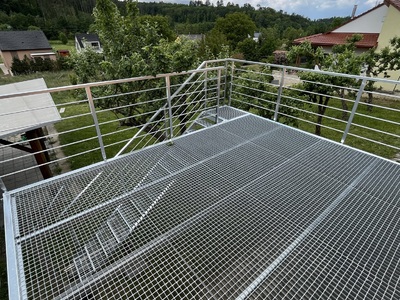 realizace pozinkované terasy s pororošty a zábradlím