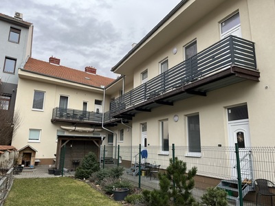 Pozinkované zábradlí s nástřikem na pavlač