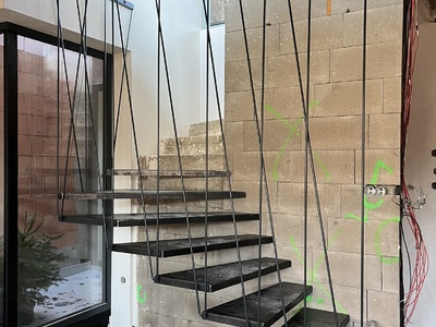 Samonosné stupně na schodiště se závěsným zábradlím