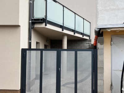 branka do dvorku s výplní z tahokovu